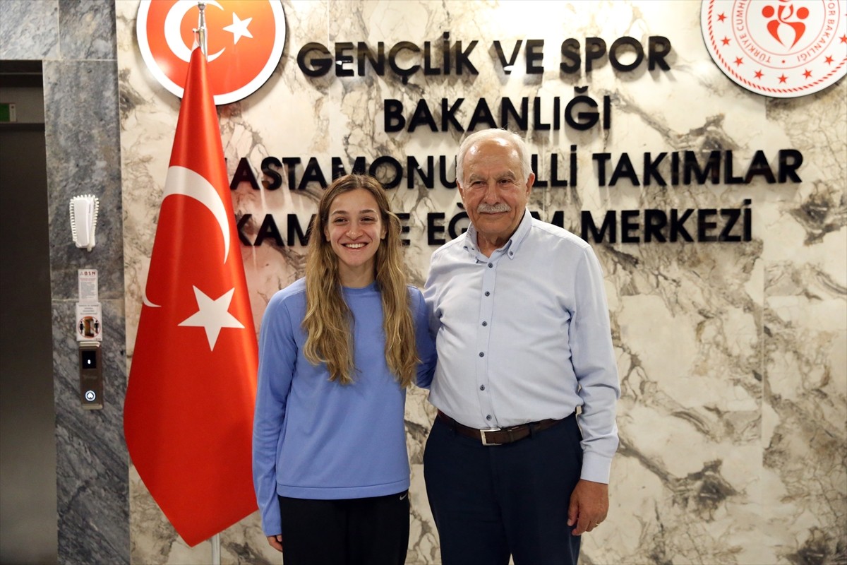 Eski bakan Murat Başesgioğlu (sağda), Kastamonu'da 2024 Paris Olimpiyatlarına hazırlanan...