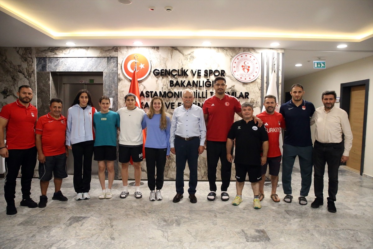 Eski bakan Murat Başesgioğlu (sağda), Kastamonu'da 2024 Paris Olimpiyatlarına hazırlanan...