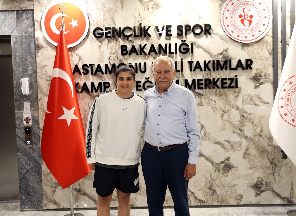 Eski bakan Murat Başesgioğlu (sağda), Kastamonu'da 2024 Paris Olimpiyatlarına hazırlanan...