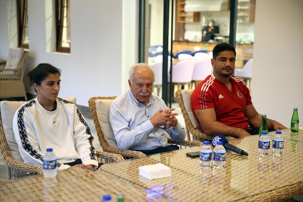 Eski bakan Murat Başesgioğlu (sağda), Kastamonu'da 2024 Paris Olimpiyatlarına hazırlanan...