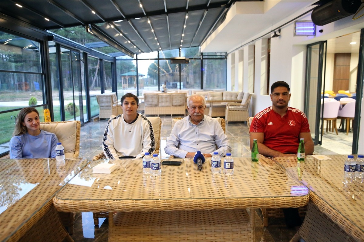 Eski bakan Murat Başesgioğlu (sağda), Kastamonu'da 2024 Paris Olimpiyatlarına hazırlanan...