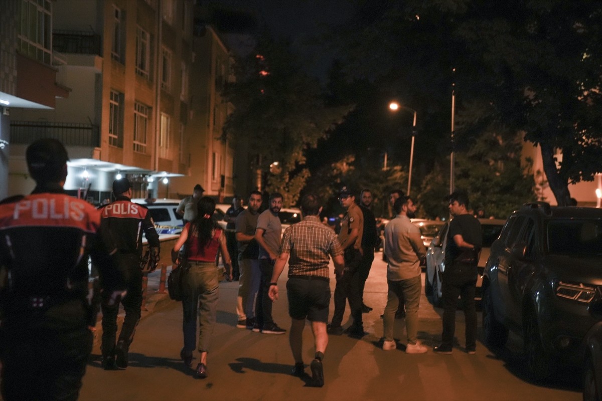 Eski bakanlardan Abdüllatif Şener'in oğlu Bedirhan Şener, evinde rehin aldığı anneannesini silahla...