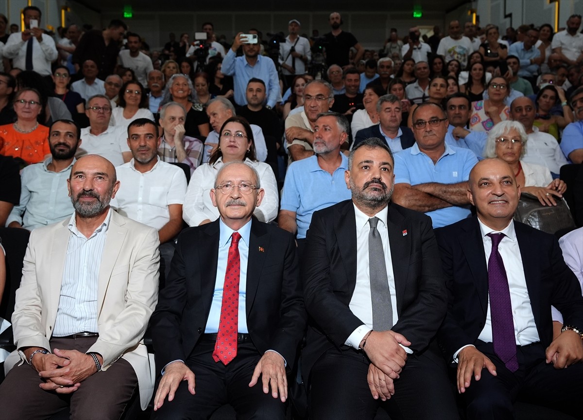 Eski CHP Genel Başkanı Kemal Kılıçdaroğlu (sol 2), İzmir'de düzenlenen "Sansürün Kaldırılışının...