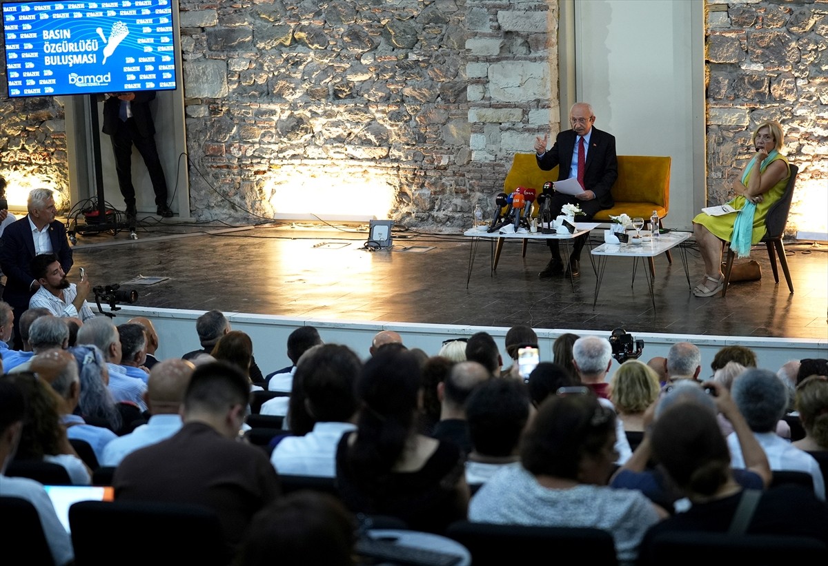 Eski CHP Genel Başkanı Kemal Kılıçdaroğlu (sol 2), İzmir'de düzenlenen "Sansürün Kaldırılışının...