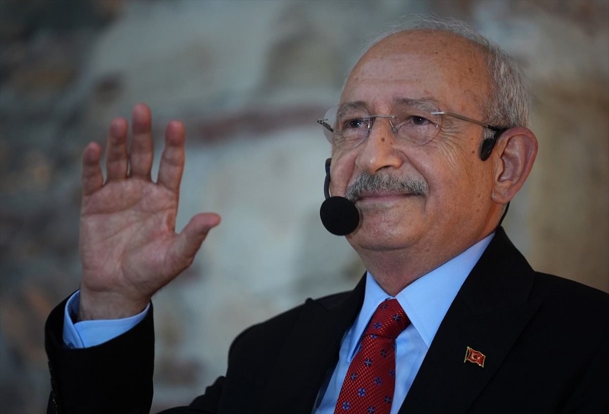 Eski CHP Genel Başkanı Kemal Kılıçdaroğlu (sol 2), İzmir'de düzenlenen "Sansürün Kaldırılışının...