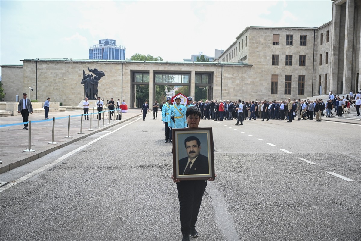 Eski Devlet Bakanı Salih Sümer için Meclis'te cenaze töreni düzenlendi. Ankara'da tedavi gördüğü...