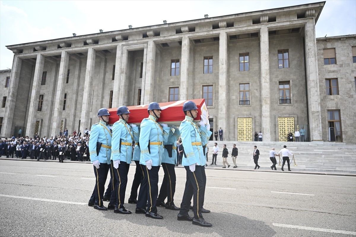 Eski Devlet Bakanı Salih Sümer için Meclis'te cenaze töreni düzenlendi. Ankara'da tedavi gördüğü...