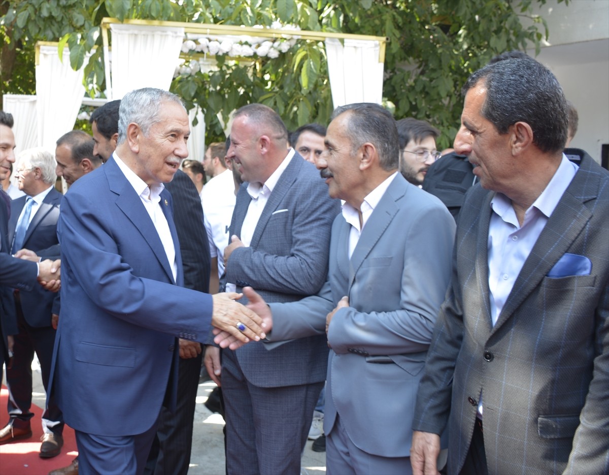 Eski TBMM Başkanı Bülent Arınç, Hakkari'de düğüne katıldı. Eski AK Parti Hakkari Milletvekili...