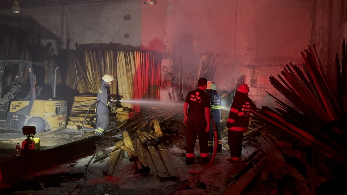 Eskişehir'in Tepebaşı ilçesindeki bir kereste deposunda çıkan yangın, itfaiye ekiplerince...