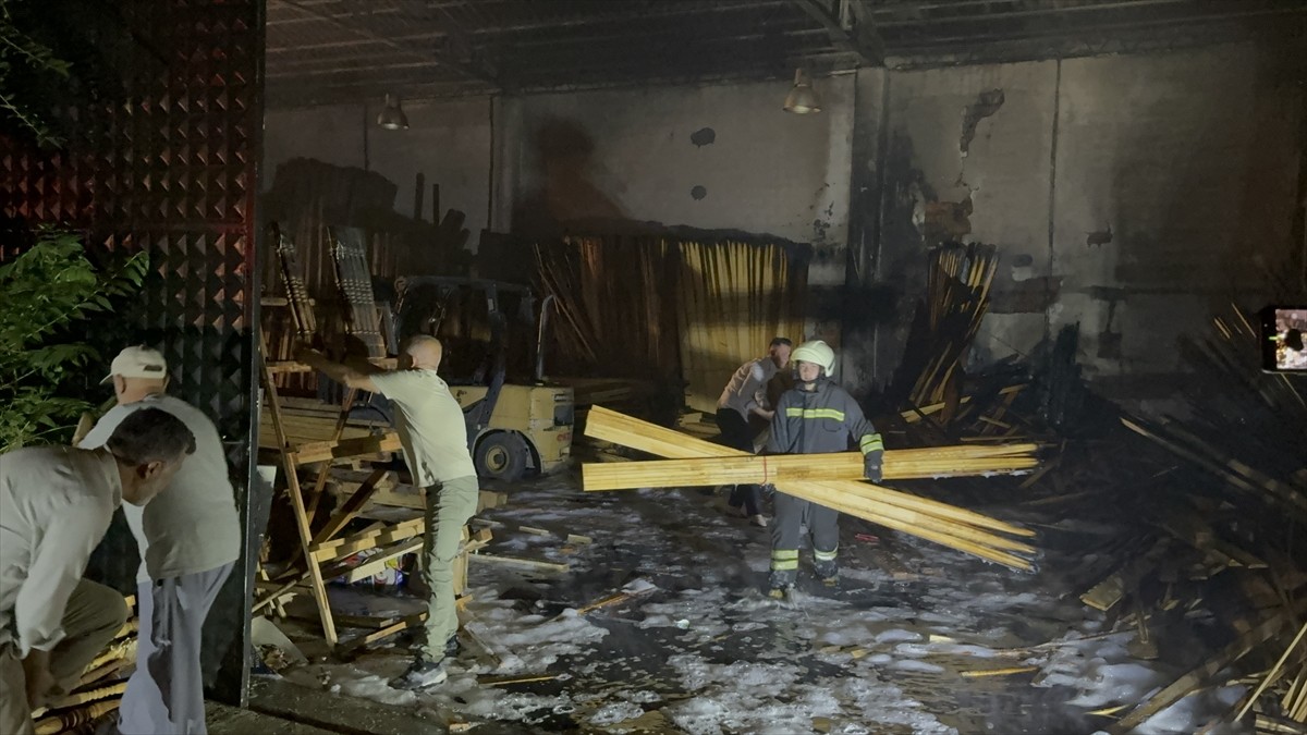 Eskişehir'in Tepebaşı ilçesindeki bir kereste deposunda çıkan yangın, itfaiye ekiplerince...