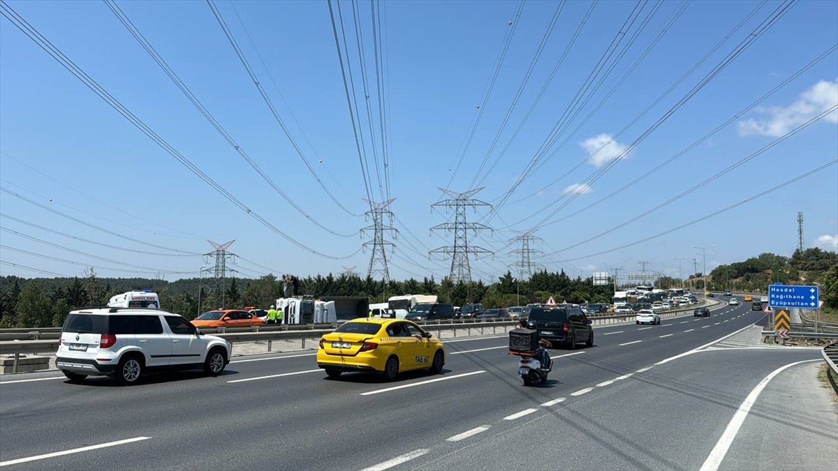  Eyüpsultan'da mıcır yüklü hafriyat kamyonunun devrilmesi sonucu sürücü hafif yaralandı. Kamyonun...