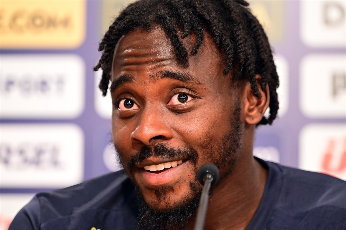 Fenerbahçe'nin savunma oyuncusu Bright Osayi-Samuel, Can Bartu Tesisleri'nde düzenlenen basın...