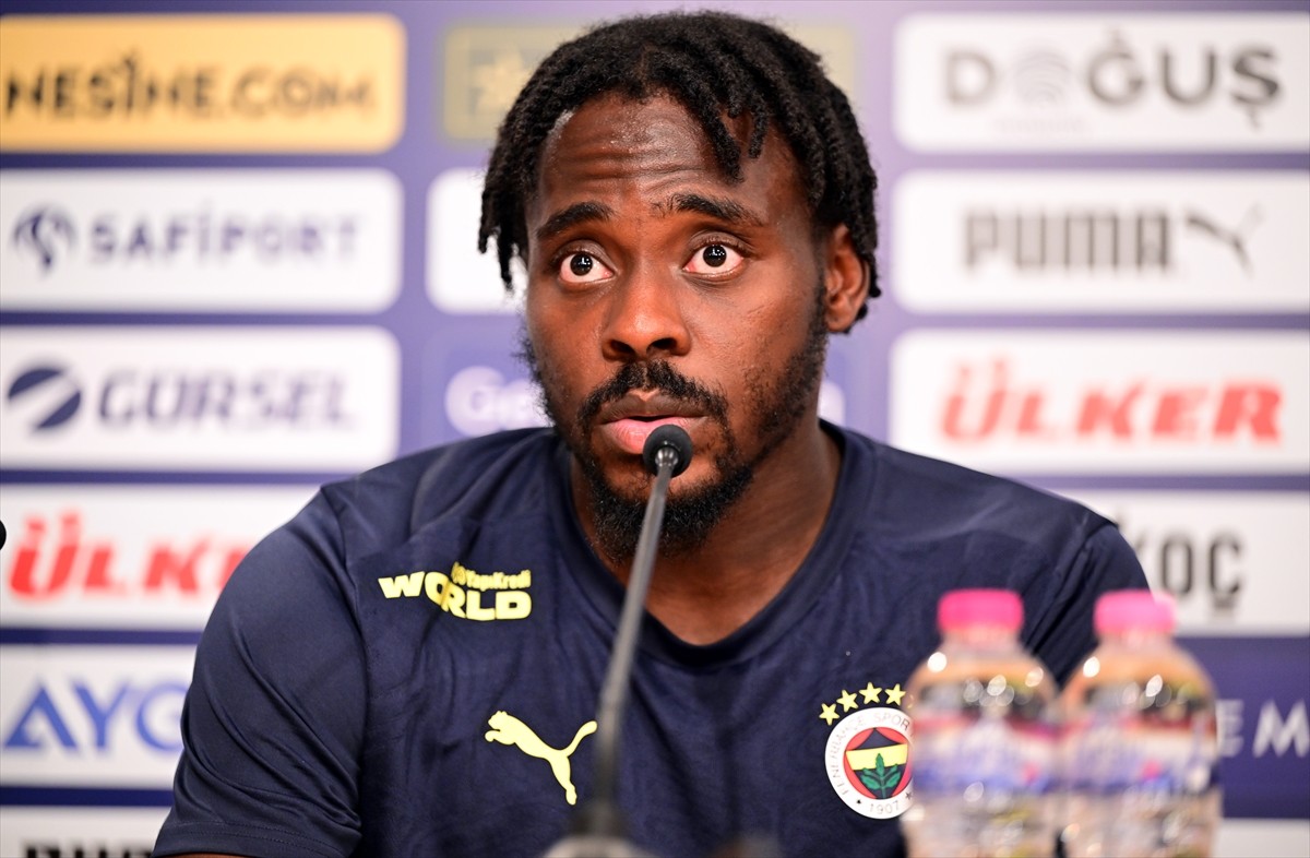 Fenerbahçe'nin savunma oyuncusu Bright Osayi-Samuel, Can Bartu Tesisleri'nde düzenlenen basın...