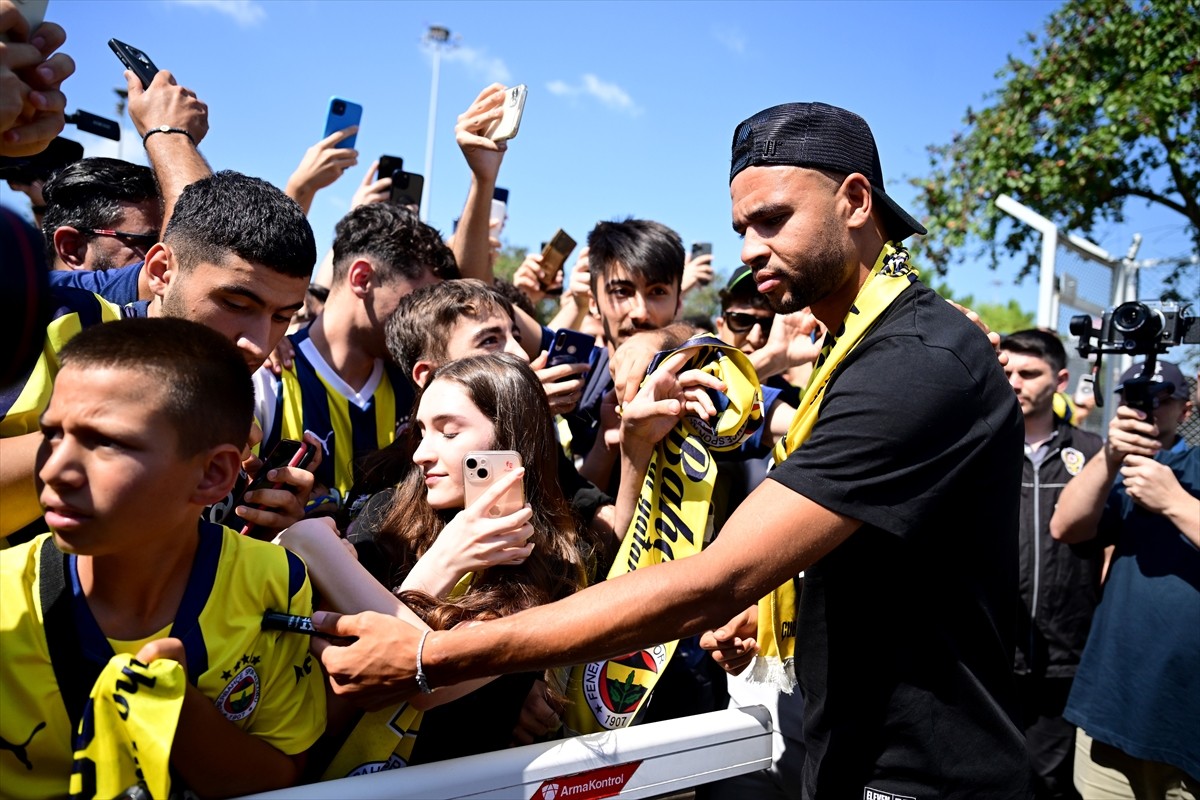 Fenerbahçe'nin transfer görüşmelerine başlandığını duyurduğu Faslı futbolcu Youssef En-Nesyri...