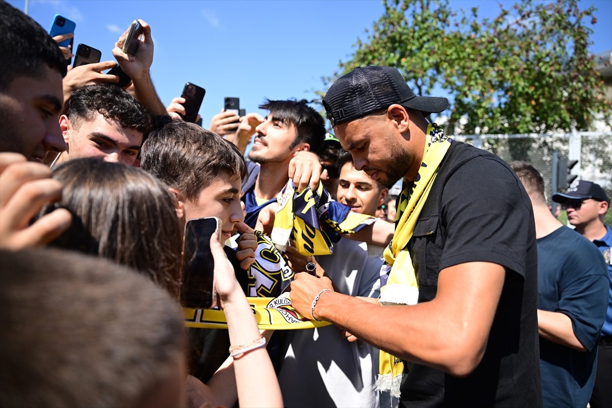 Fenerbahçe'nin transfer görüşmelerine başlandığını duyurduğu Faslı futbolcu Youssef En-Nesyri...