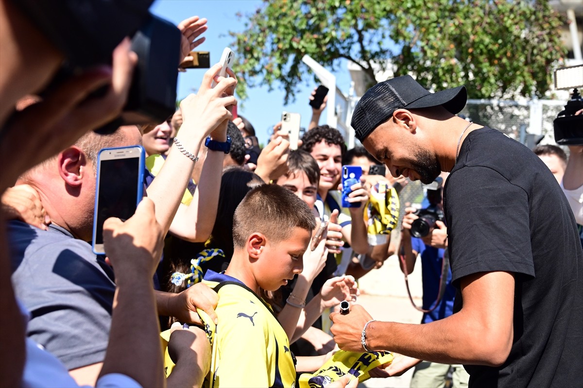 Fenerbahçe'nin transfer görüşmelerine başlandığını duyurduğu Faslı futbolcu Youssef En-Nesyri...