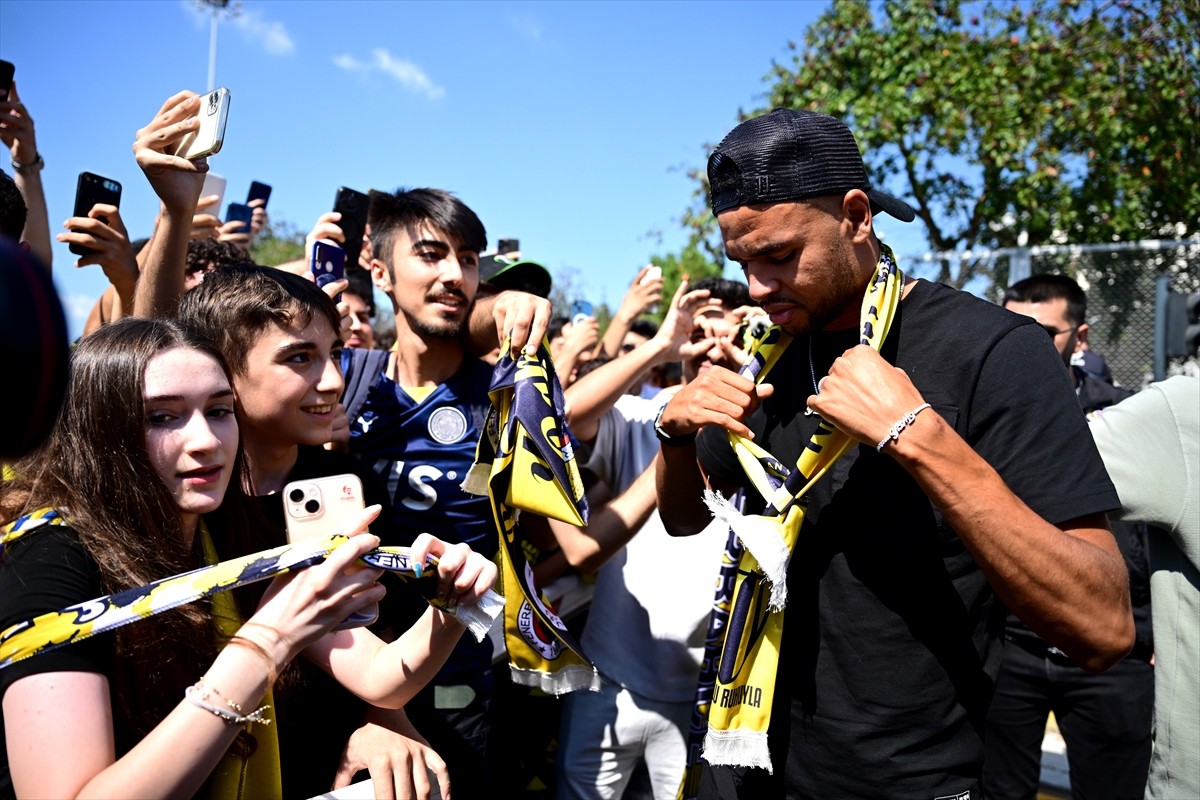 Fenerbahçe'nin transfer görüşmelerine başlandığını duyurduğu Faslı futbolcu Youssef En-Nesyri...