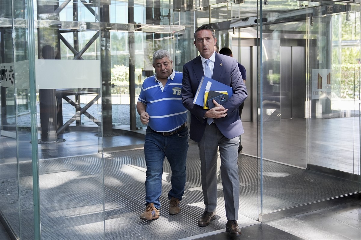 Fenerbahçe Kulübü Başkanı Ali Koç, Kulüpler Birliği Vakfının yeni başkanının seçileceği toplantıya...