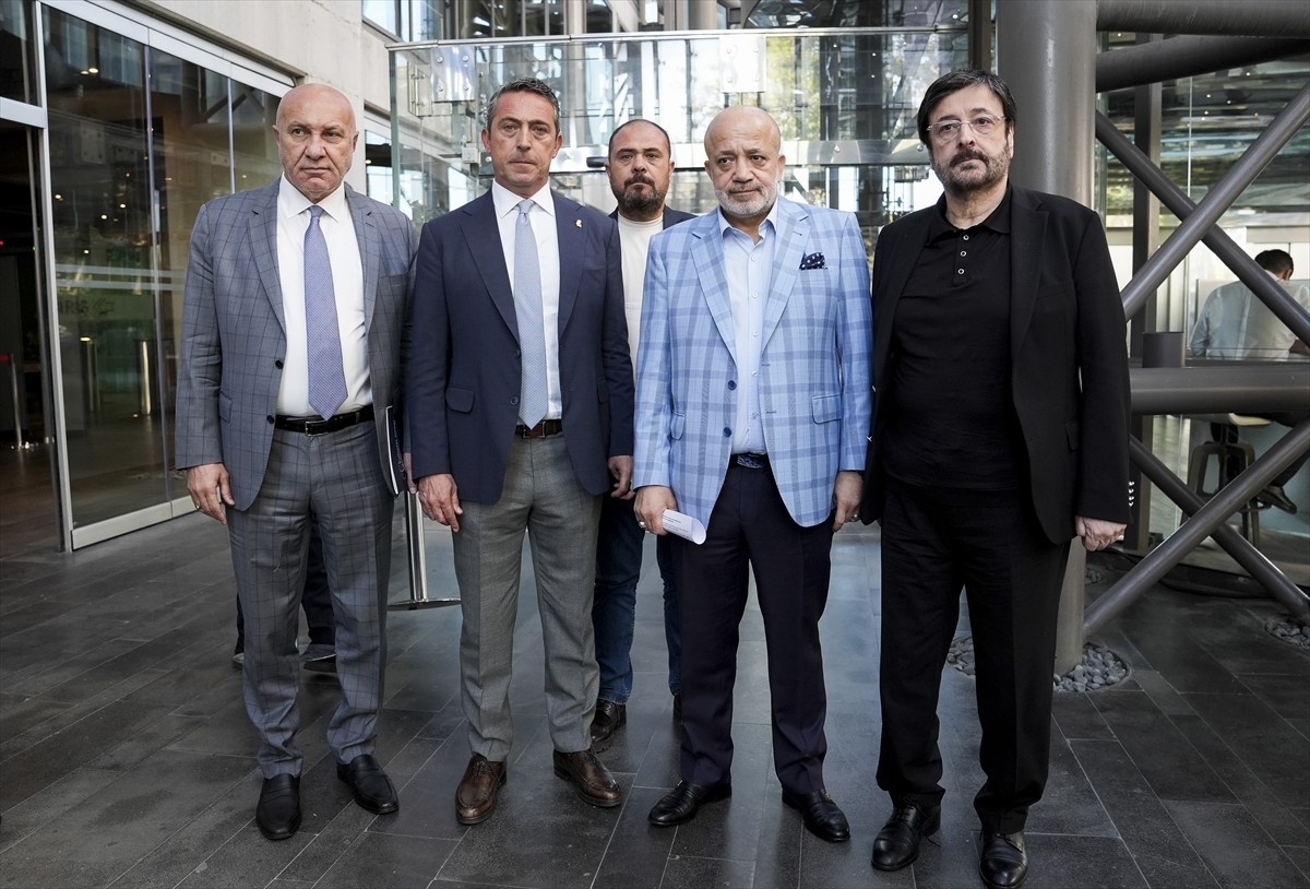 Fenerbahçe Kulübü Başkanı Ali Koç (sol 2), Kulüpler Birliği Vakfına, Maslak'taki vakıf merkezinde...