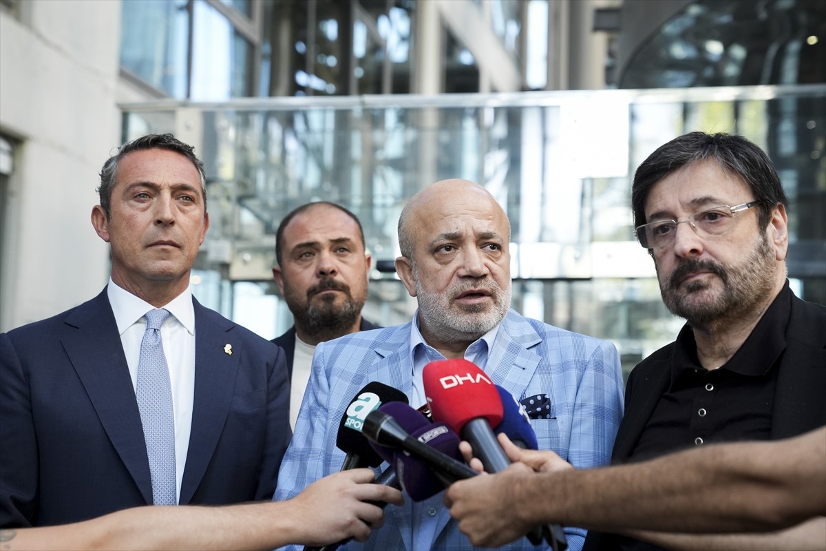 Fenerbahçe Kulübü Başkanı Ali Koç (sol 2), Kulüpler Birliği Vakfına, Maslak'taki vakıf merkezinde...