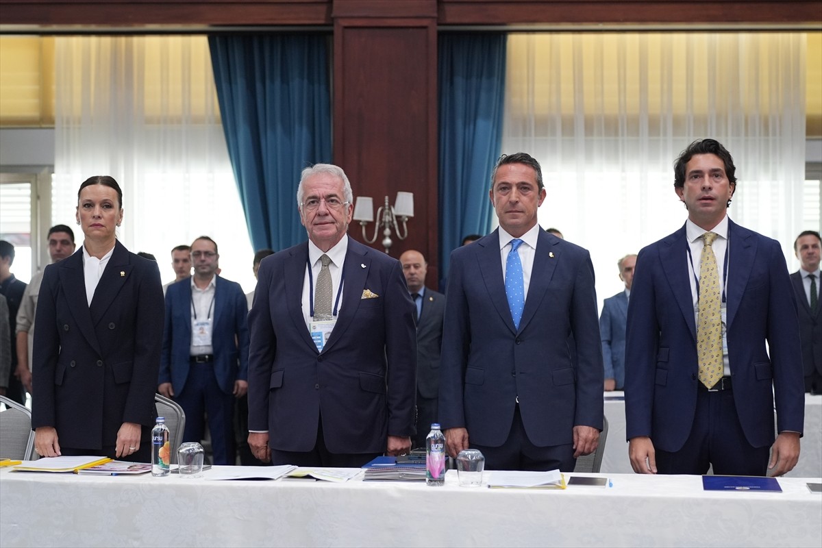 Fenerbahçe Kulübü Yüksek Divan Kurulu (YDK) toplantısı başladı. Kalamış'taki Fenerbahçe Faruk...