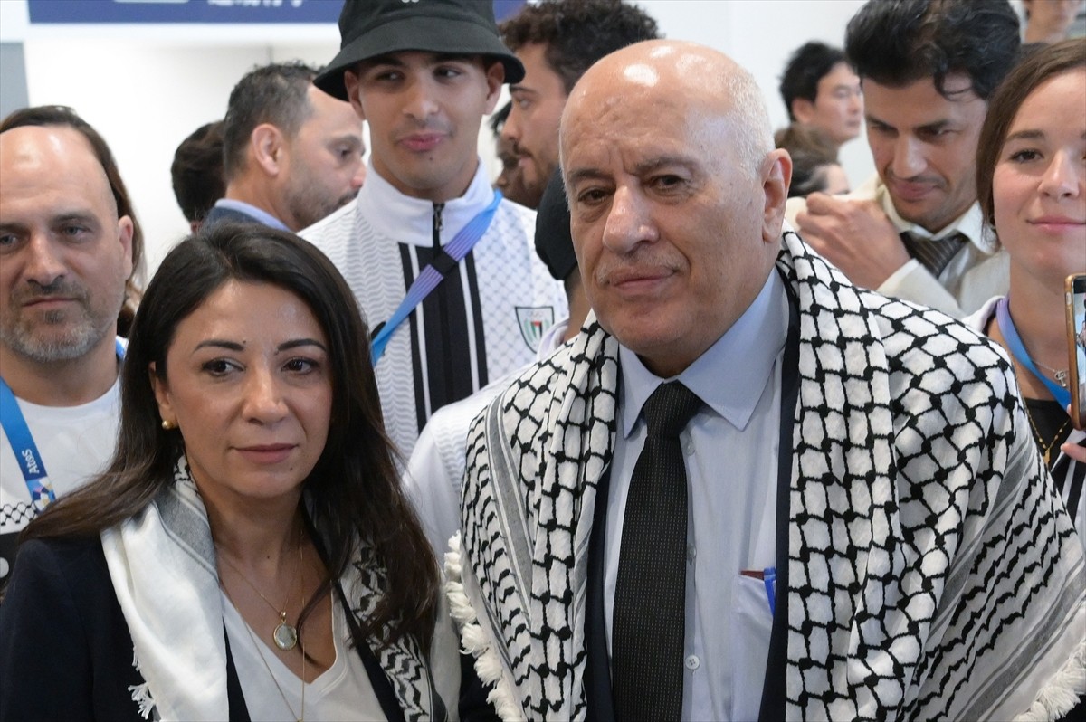 Filistin Olimpiyat Komitesi Başkanı Jibril Rajoub (sağda), Paris 2024 Olimpiyatları için geldiği...