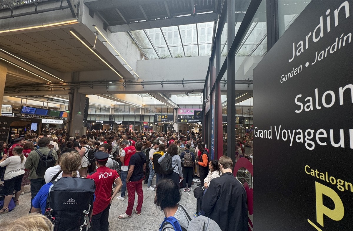 Fransa'da olimpiyatların açılış törenine saatler kala tren hatlarının devre dışı kalması üzerine...