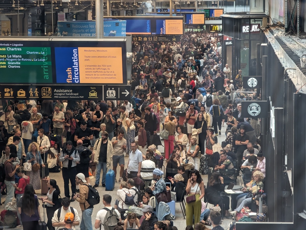 Fransa'da Paris 2024 Yaz Olimpiyat Oyunları'nın açılış töreninin birkaç saat öncesinde tren...