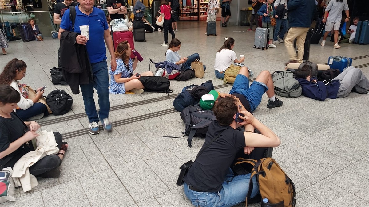 Fransa'da Paris 2024 Yaz Olimpiyat Oyunları'nın açılış töreninin birkaç saat öncesinde tren...