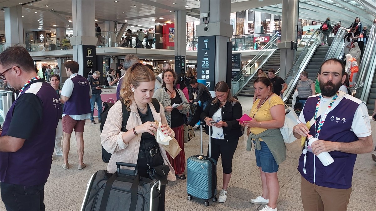 Fransa'da Paris 2024 Yaz Olimpiyat Oyunları'nın açılış töreninin birkaç saat öncesinde tren...