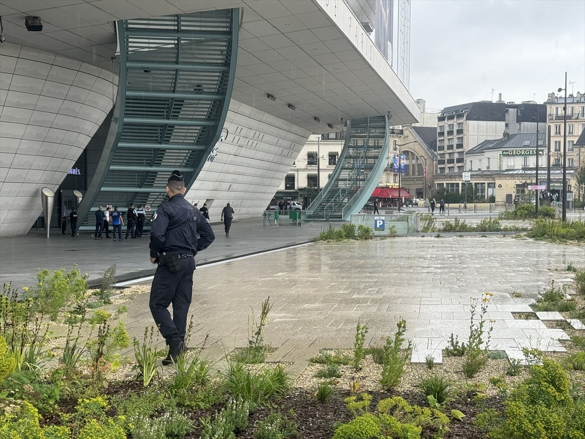 Fransız polisi, Paris 2024 Olimpiyat Oyunları'nı takip eden basın mensuplarına hizmet veren medya...