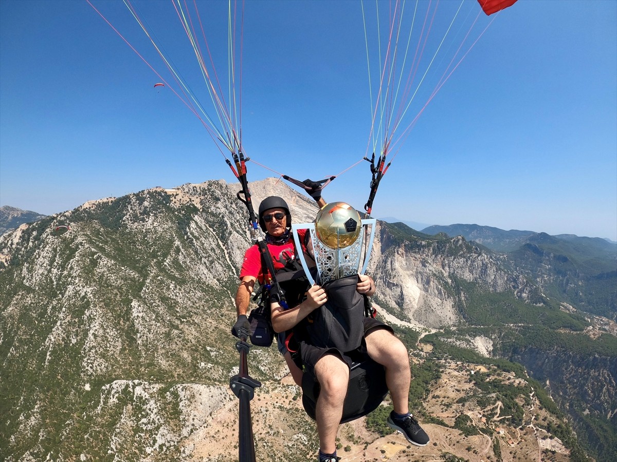 Galatasaray'ın şampiyonluk kupası Muğla'nın Fethiye ilçesinde yamaç paraşütüyle uçuruldu. Uçuşun...