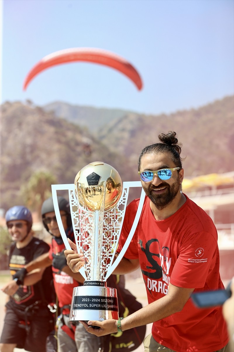 Galatasaray'ın şampiyonluk kupası Muğla'nın Fethiye ilçesinde yamaç paraşütüyle uçuruldu. Uçuşun...