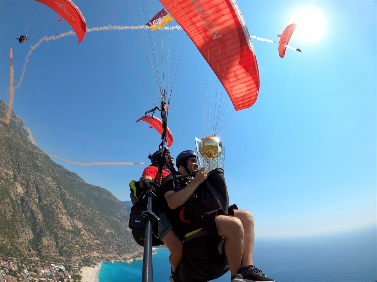 Galatasaray'ın şampiyonluk kupası Muğla'nın Fethiye ilçesinde yamaç paraşütüyle uçuruldu. Uçuşun...