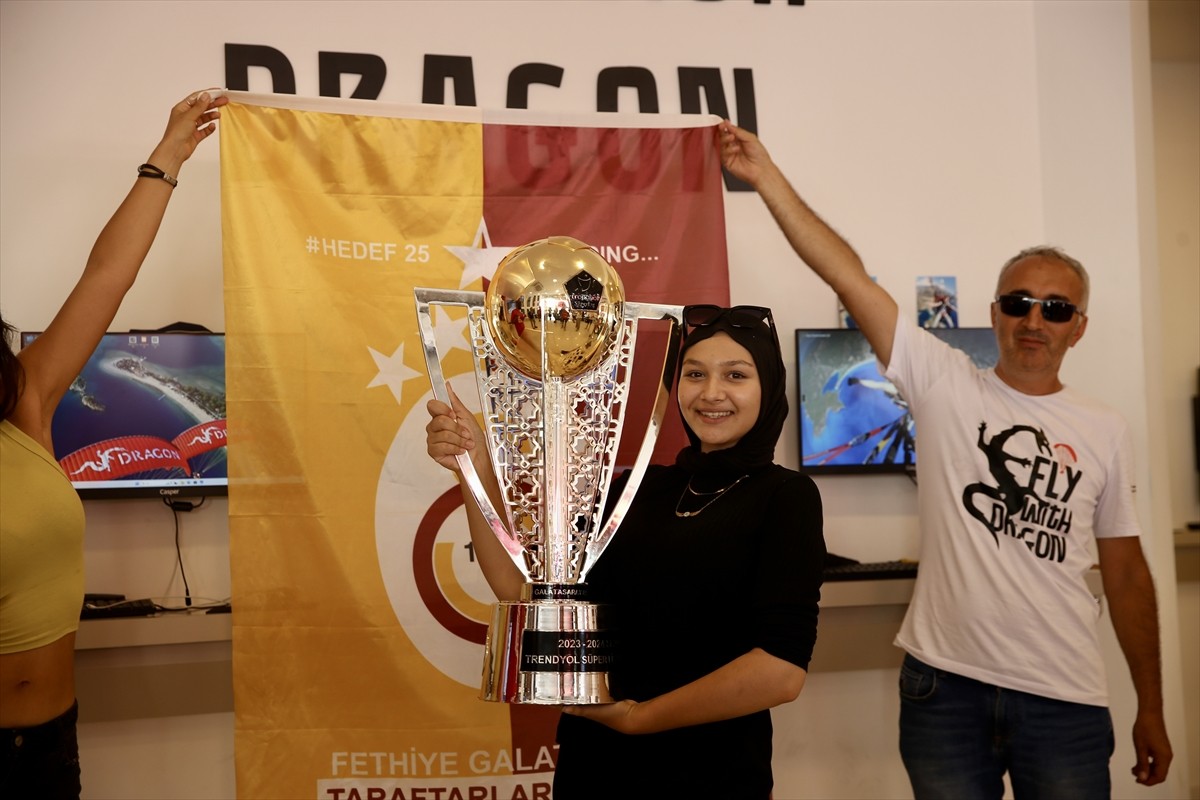 Galatasaray'ın şampiyonluk kupası Muğla'nın Fethiye ilçesinde yamaç paraşütüyle uçuruldu. Uçuşun...