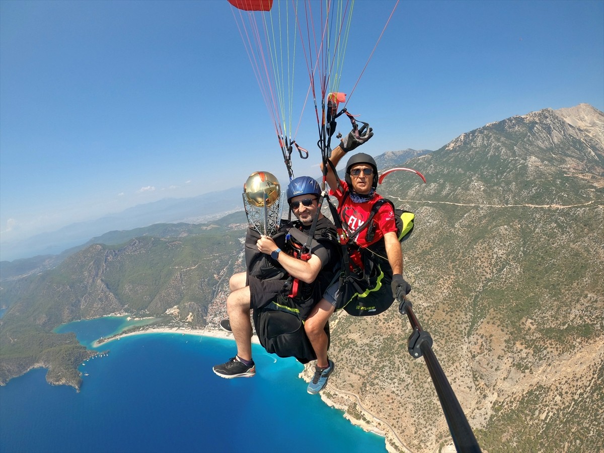 Galatasaray'ın şampiyonluk kupası Muğla'nın Fethiye ilçesinde yamaç paraşütüyle uçuruldu. Uçuşun...
