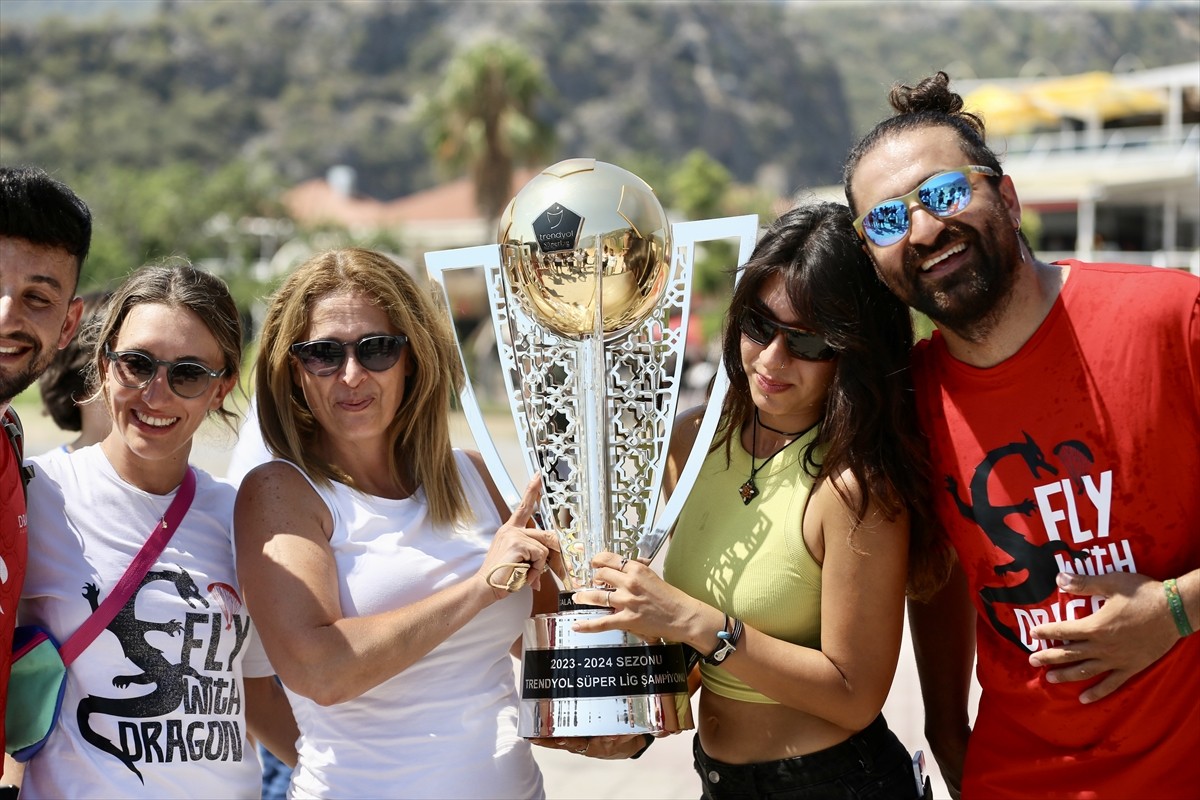 Galatasaray'ın şampiyonluk kupası Muğla'nın Fethiye ilçesinde yamaç paraşütüyle uçuruldu. Uçuşun...