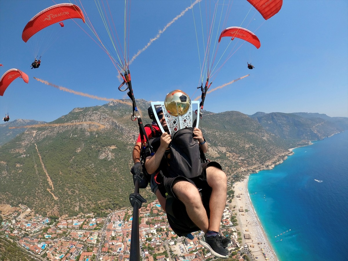 Galatasaray'ın şampiyonluk kupası Muğla'nın Fethiye ilçesinde yamaç paraşütüyle uçuruldu. Uçuşun...