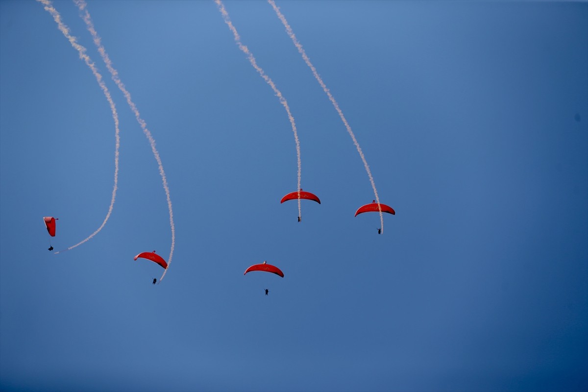 Galatasaray'ın şampiyonluk kupası Muğla'nın Fethiye ilçesinde yamaç paraşütüyle uçuruldu. Uçuşun...