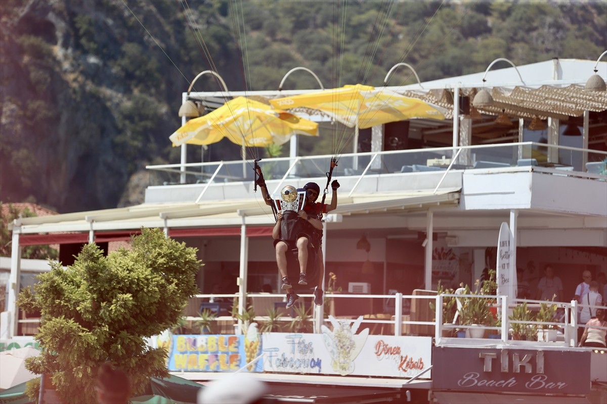 Galatasaray'ın şampiyonluk kupası Muğla'nın Fethiye ilçesinde yamaç paraşütüyle uçuruldu. Uçuşun...