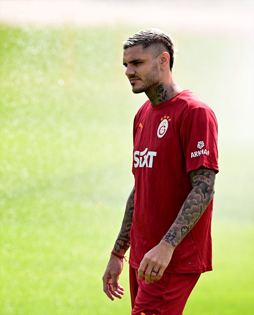 Galatasaray Futbol Takımı, yeni sezon hazırlıklarına Avusturya kampında yaptığı antrenmanla devam...