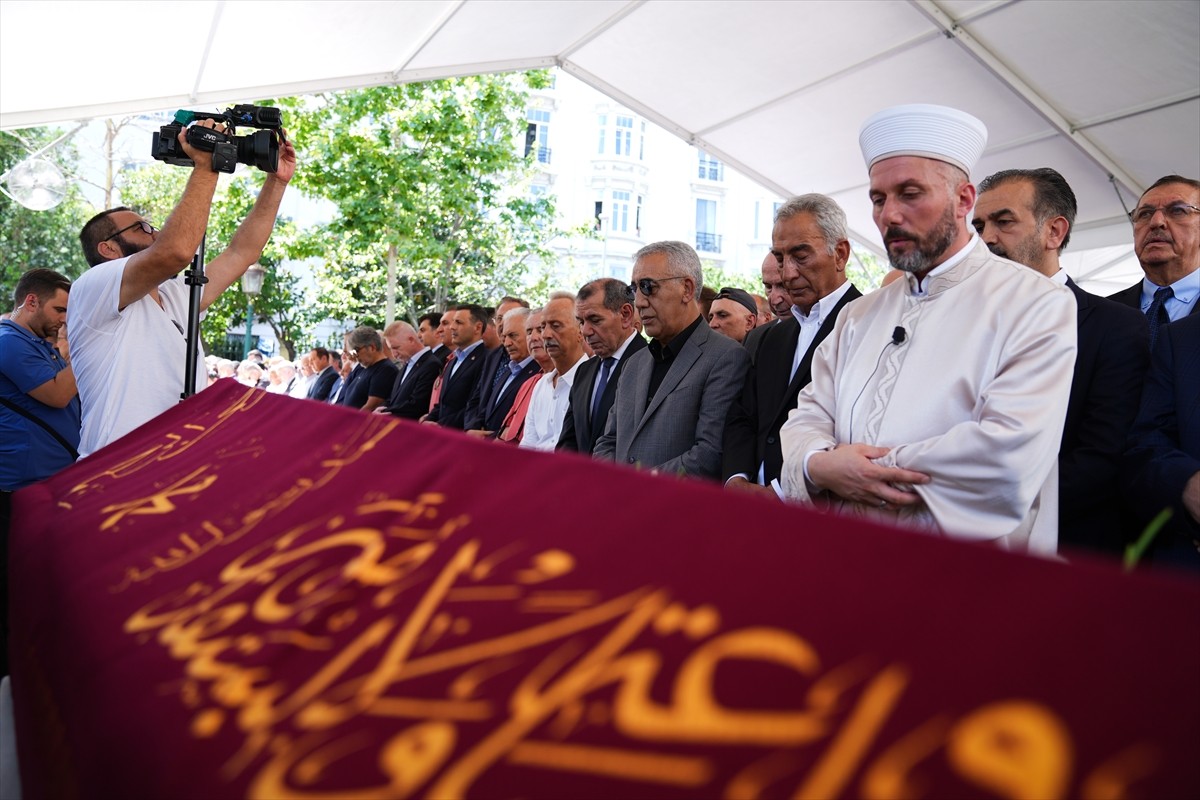 Galatasaray Kulübünün eski başkanlarından Adnan Polat'ın babası İbrahim Polat, son yolculuğuna...