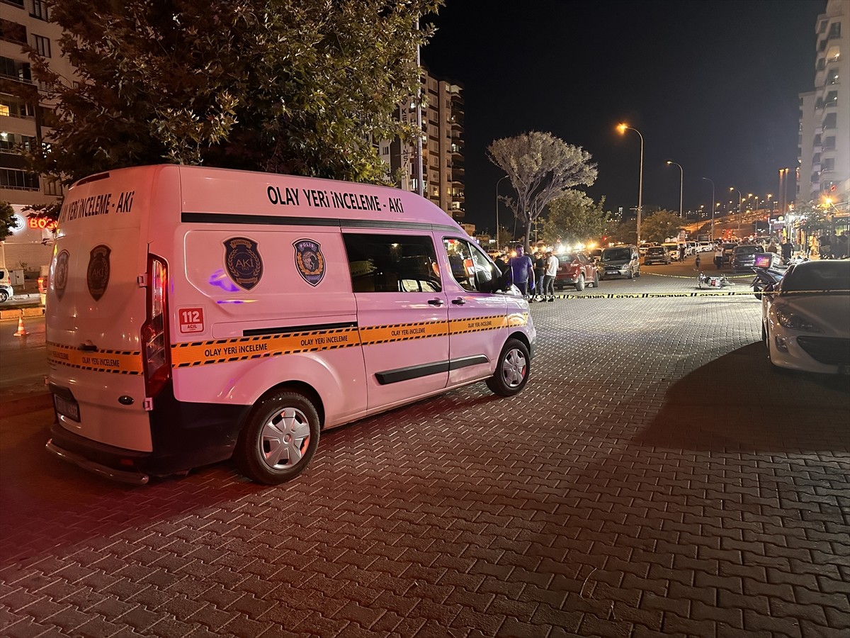 Gaziantep'in Şehitkamil ilçesinde çıkan silahlı kavgada 1 kişi öldü, 1 kişi yaralandı.