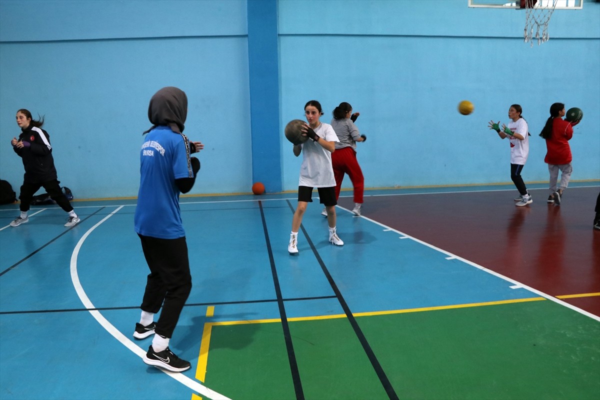 Geçen sene Avrupa üçüncüsü olan milli boksör Saliha Ceylin Pehlivan (sol 3), Bosna Hersek'te 1-11...