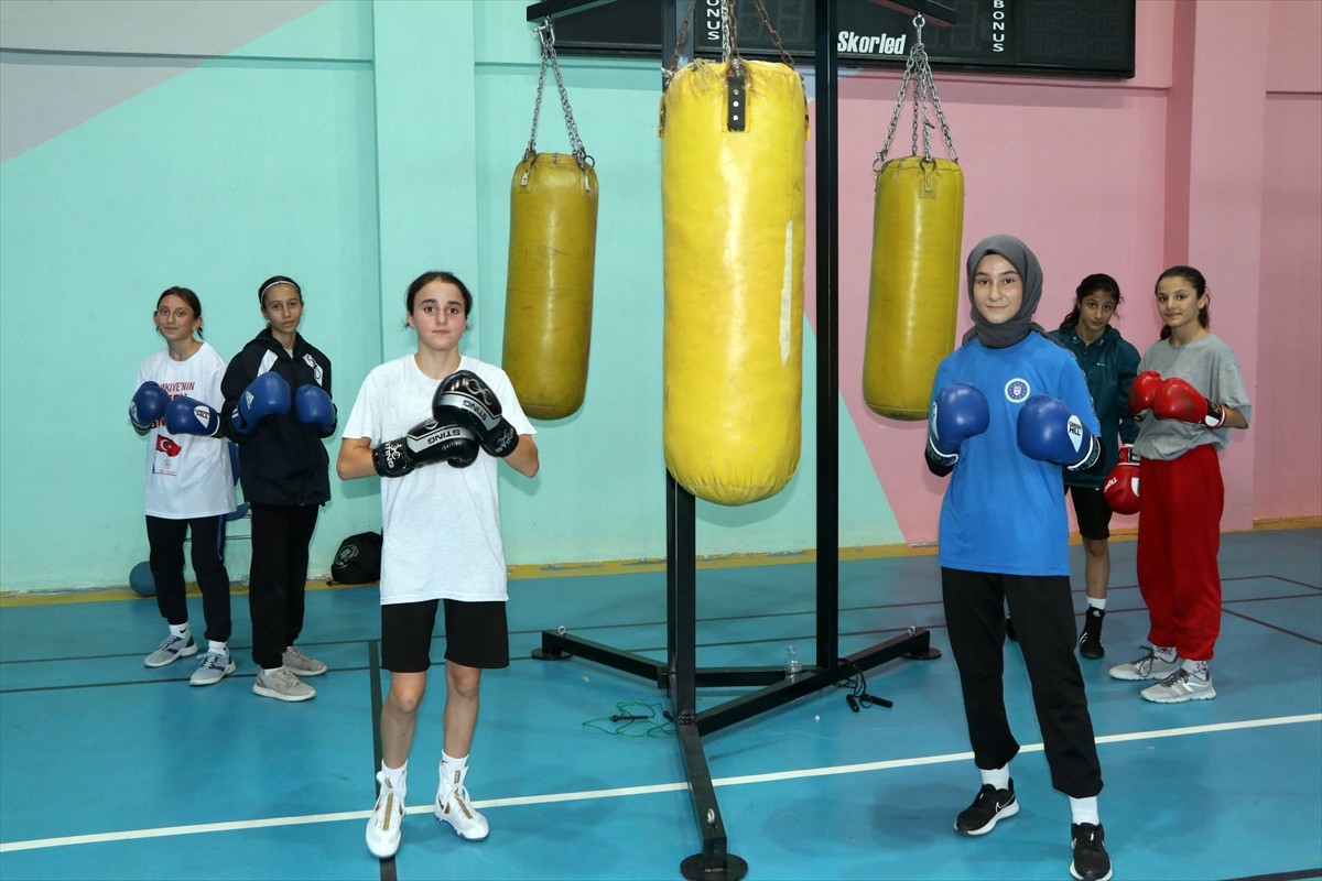 Geçen sene Avrupa üçüncüsü olan milli boksör Saliha Ceylin Pehlivan (sol 3), Bosna Hersek'te 1-11...