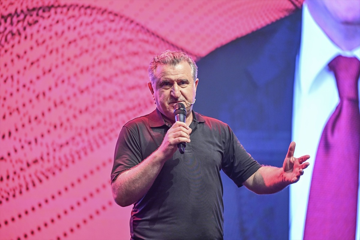 Gençlik ve Spor Bakanı Osman Aşkın Bak, "Önce Öğrenci" isimli üniversite sınavına giren öğrenciler...