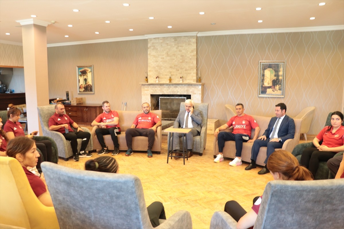 Gençlik ve Spor İl Müdürlüğü Aladağ Kamp Eğitim Merkezi'nde, teknik direktör Efraim Kahraman...