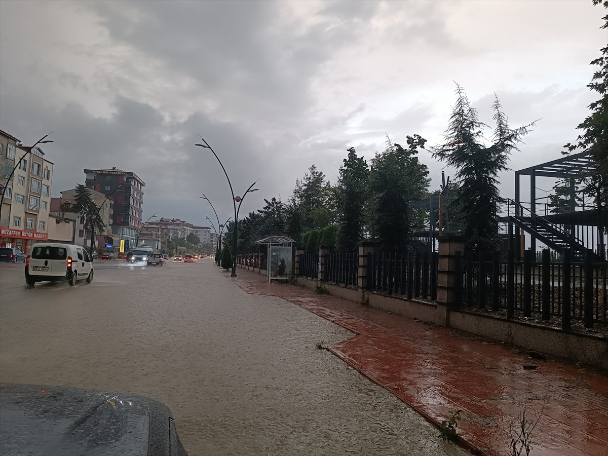 Giresun'un Bulancak ilçesinde sağanak hayatı olumsuz etkiledi. İlçede etkili olan sağanağın...