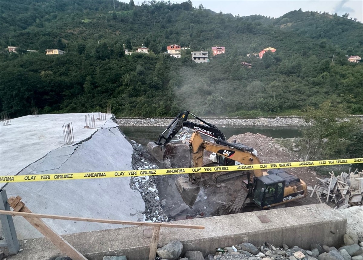 Giresun'un Görele ilçesinde Çanakçı Deresi kenarında bir süre önce mühürlenen inşa halindeki yapı...
