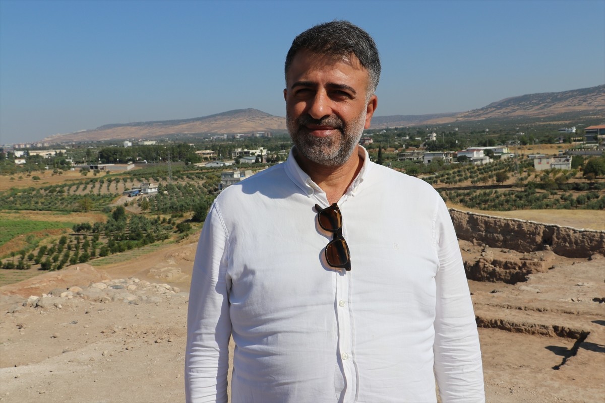 Güneydoğu Anadolu Bölgesi'nin en büyük höyükleri arasında yer alan Kilis'teki Oylum Höyük'te kazı...